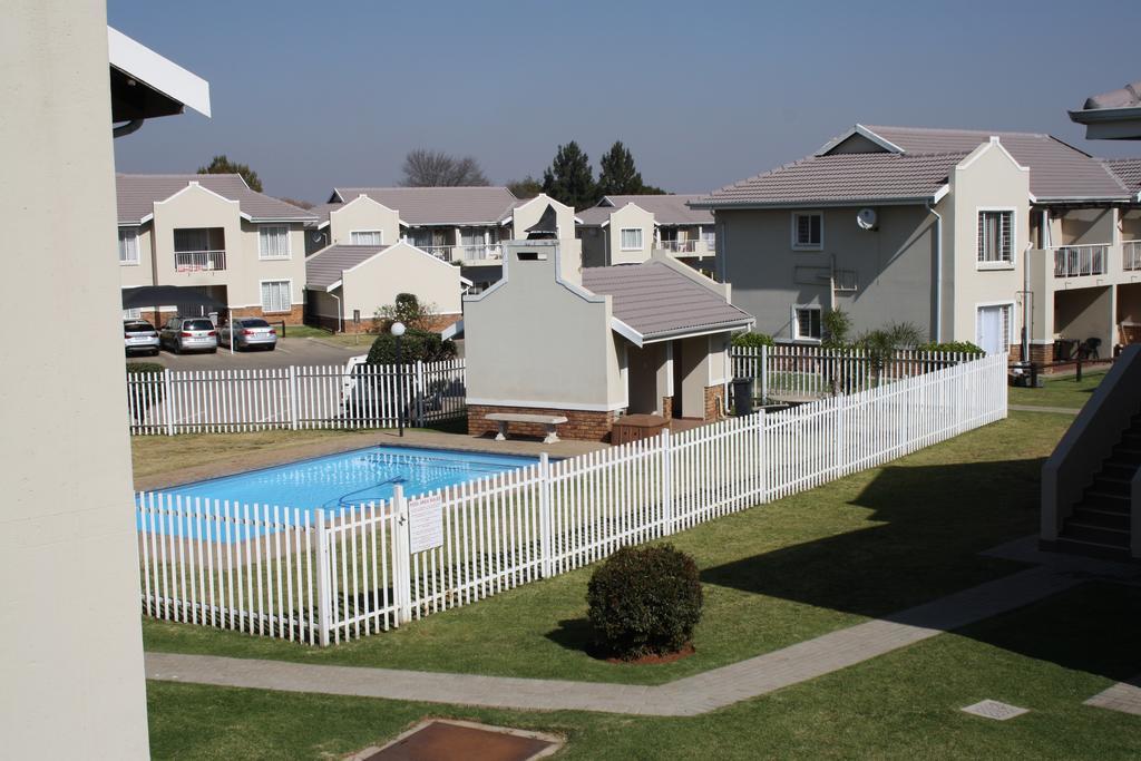 African Eagle Apartments Witfield Eksteriør billede